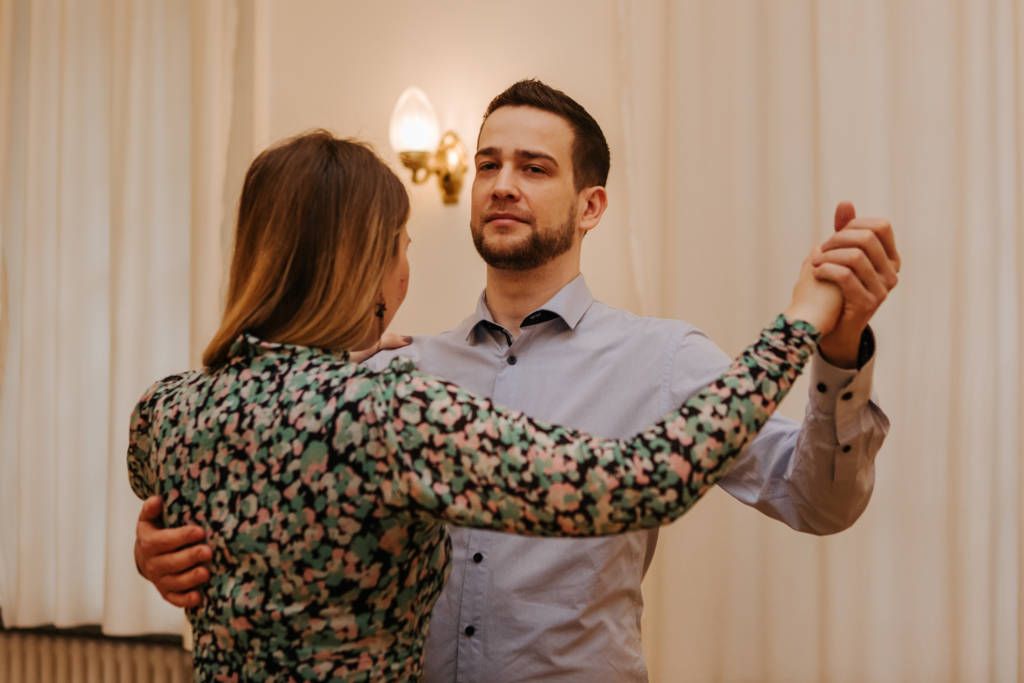 táncszalon (31) Tangó közben